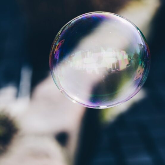 Foto einer Seifenblase, das Transparenz darstellen soll.